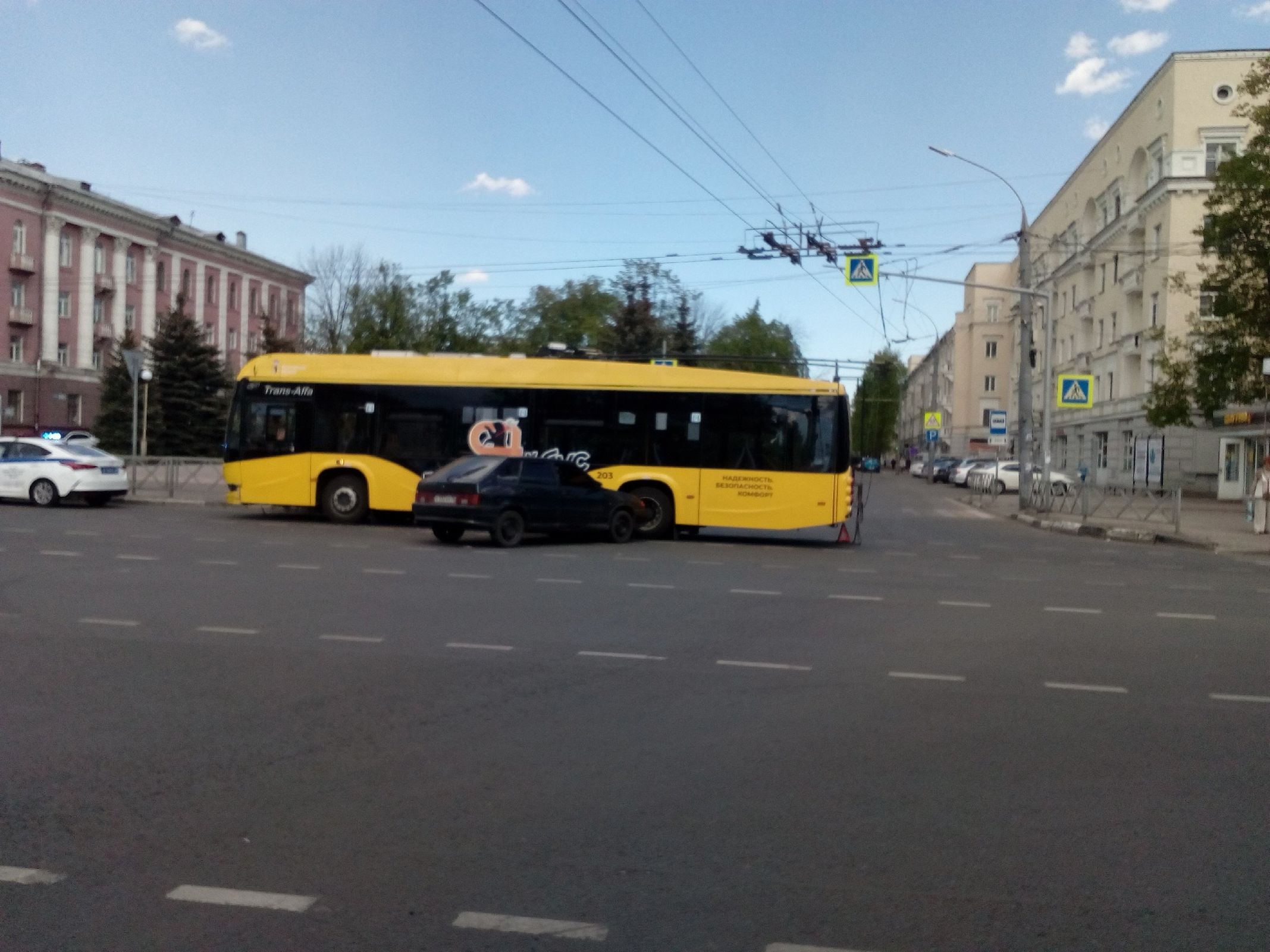 В центре Ярославля ВАЗ протаранил троллейбус