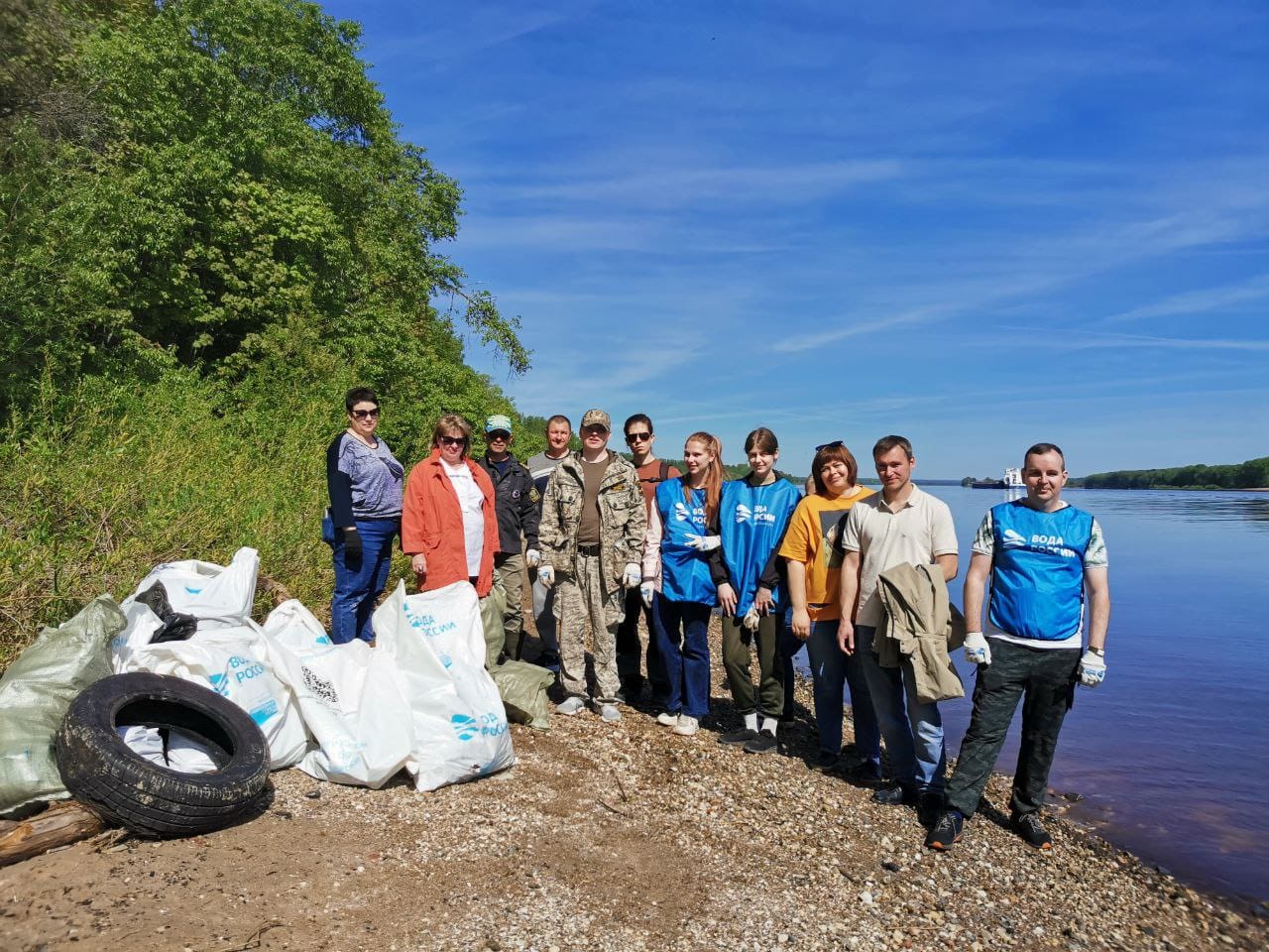 Участники акции «Вода России» убрали мусор на берегу Волги в Ярославле