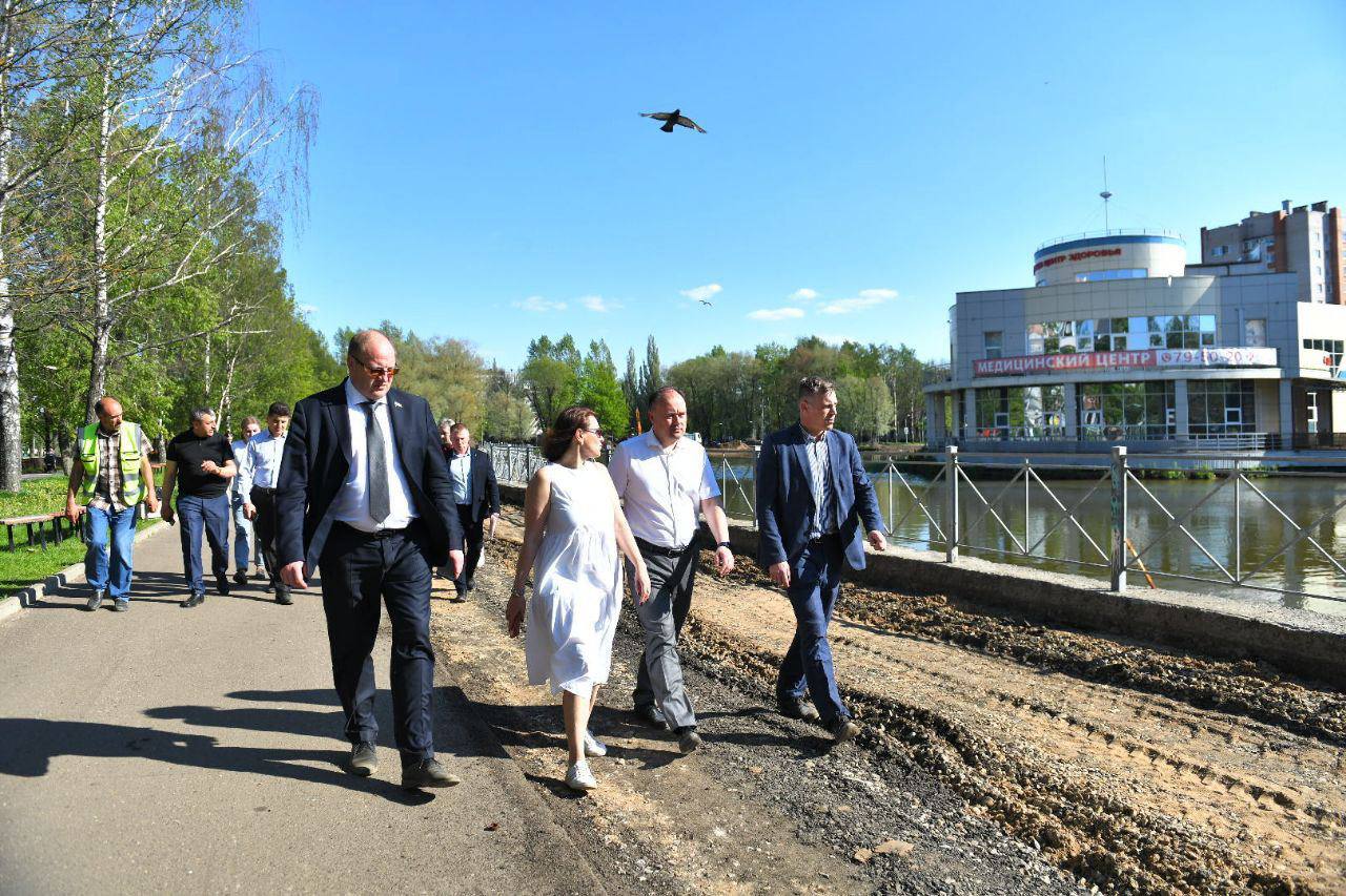В парке 30-летия Победы в Ярославле началось берегоукрепление пруда