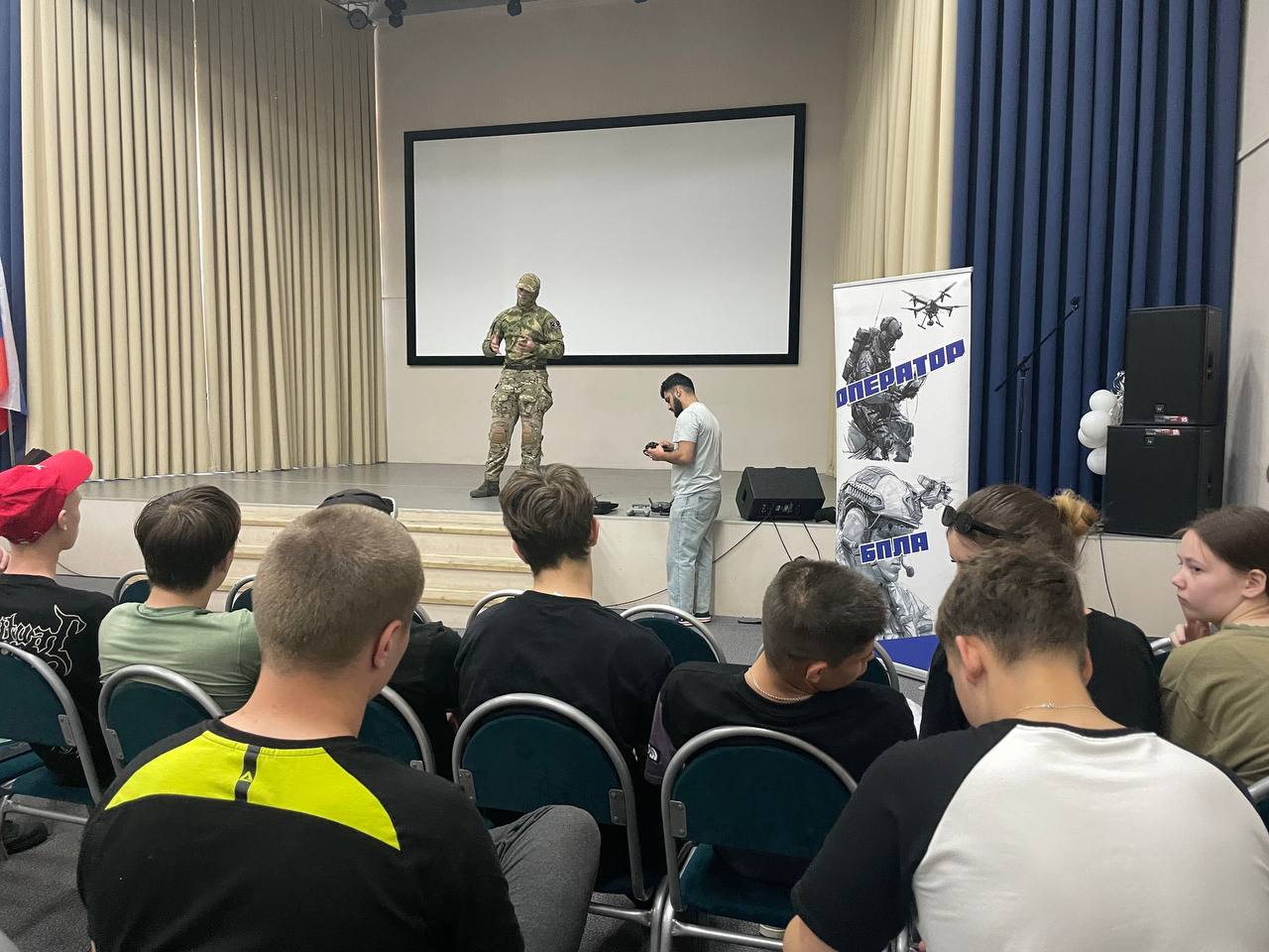 Учащихся школ и колледжей Ярославской области знакомят с применением беспилотников