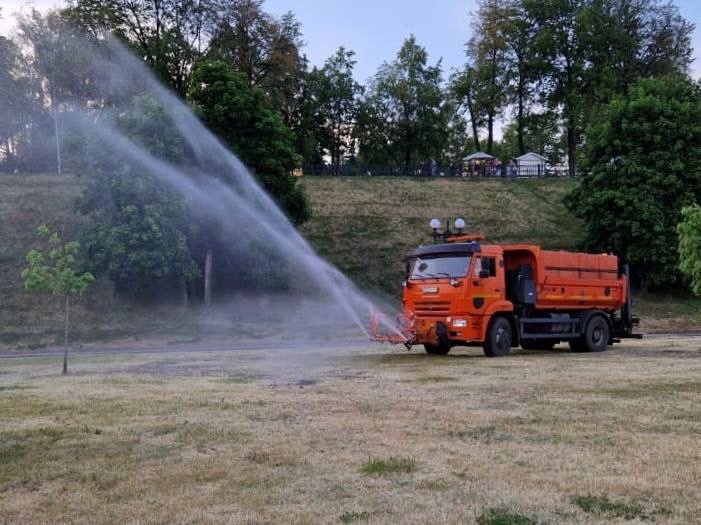 Засохший газон на Стрелке в Ярославле орошают из поливальных машин