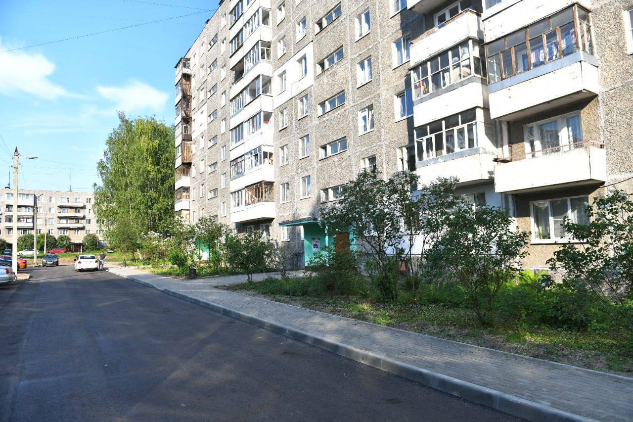 В Ярославле по губернаторскому проекту отремонтировали первый в этом году двор