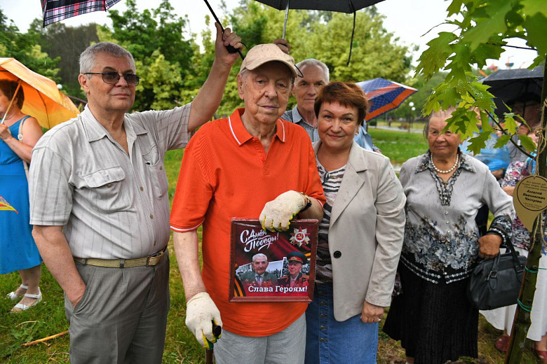 Ярославский ветеран войны посадил дерево в свой 100-летний юбилей