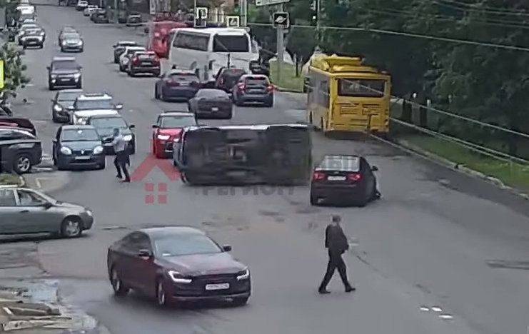 В сети появилось видео ДТП с перевернувшимся УАЗом в центре Ярославля