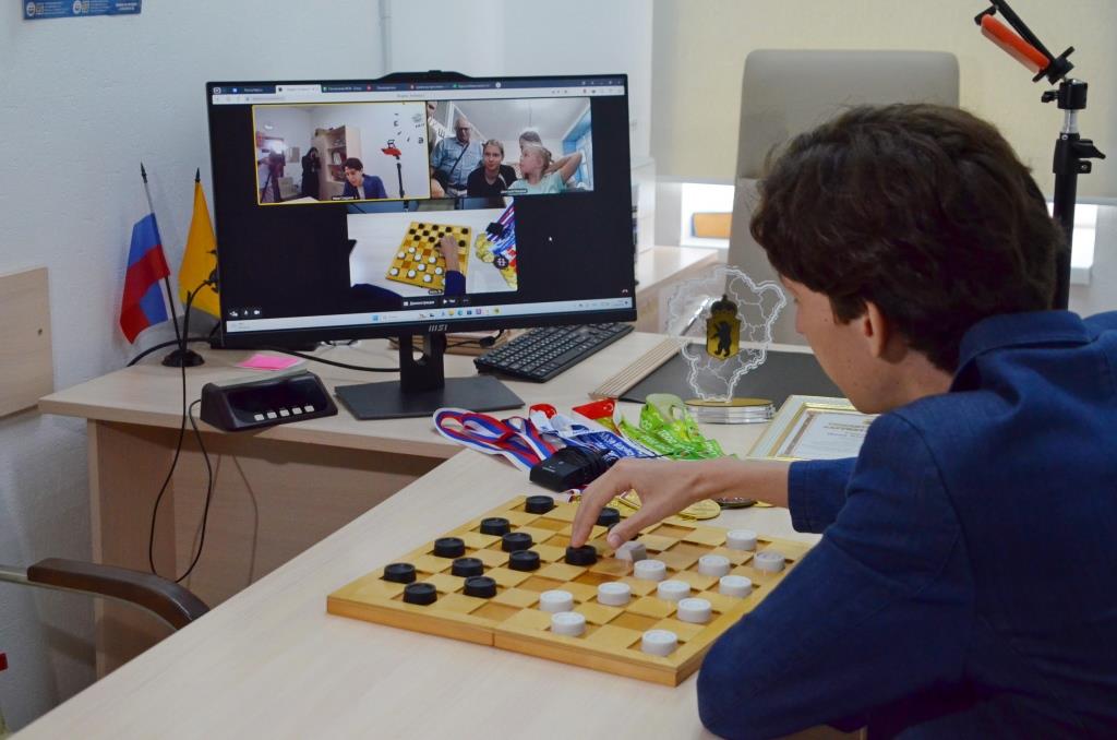Гроссмейстер из Ярославля провел мастер-класс по шашкам для спортсменов Акимовского района