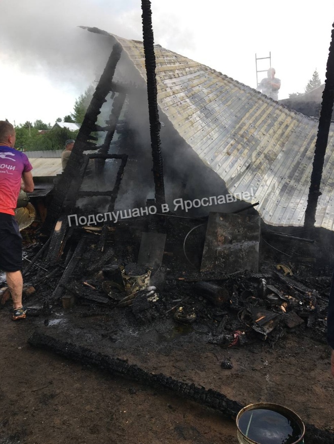 В Ярославском районе от удара молнии загорелся сарай в СНТ