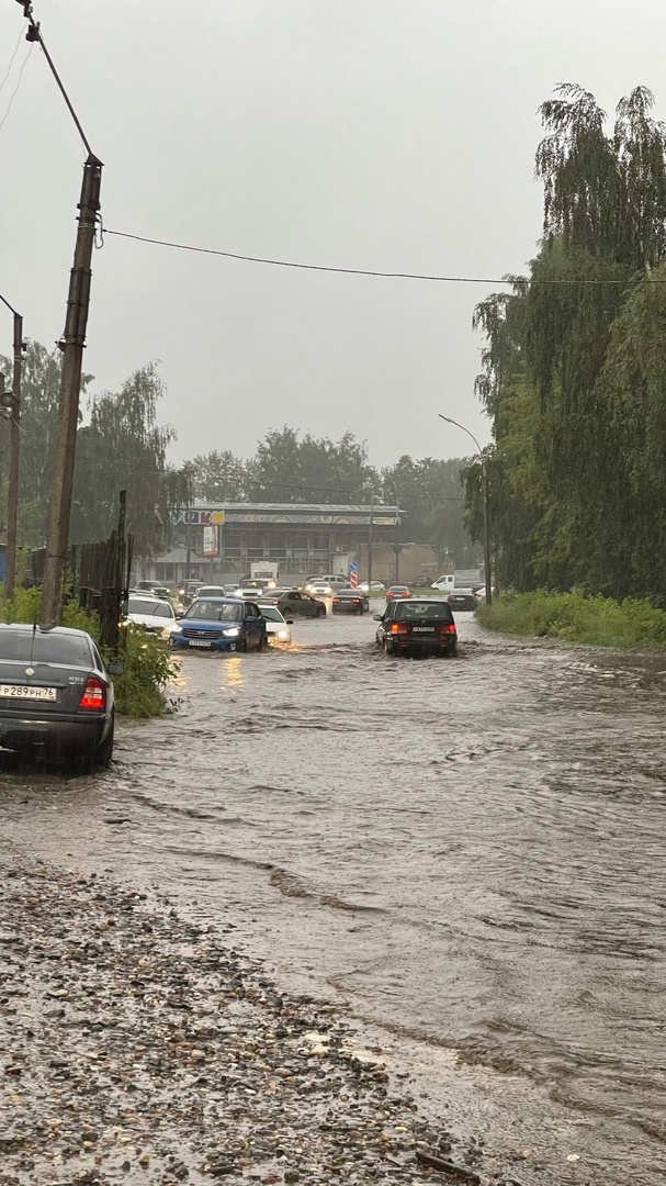 Транспорт плывет: в Ярославле в результате тропического ливня затопило улицы