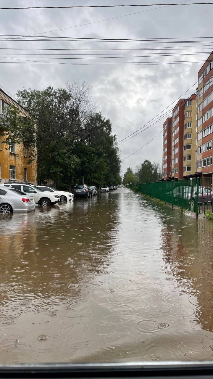 Затопленные улицы и поваленные деревья: жители Ярославля делятся кадрами последствий ливня