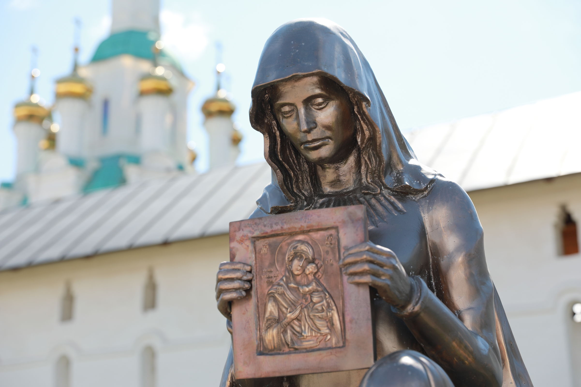 В Ярославле открыли памятник «Женам всех солдат и офицеров» | 25.06.2024 |  Ярославль - БезФормата