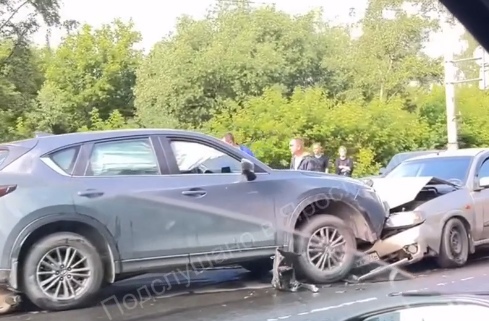 В массовом ДТП на Октябрьском мосту в Ярославле пострадала девочка