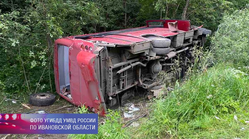Выполняющий рейс в Ярославль автобус с 20 пассажирами столкнулся с трактором и перевернулся
