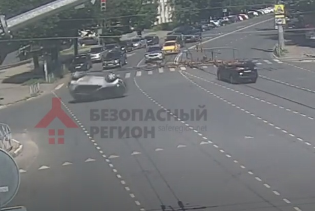 В результате столкновения на перекрестке в Ярославле перевернулась легковушка