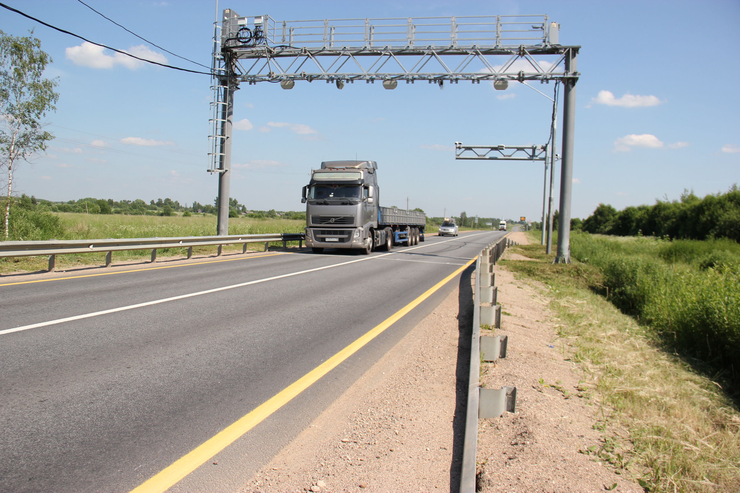 ​Ограничения для грузовиков введены на дорогах Ярославской области из-за погоды