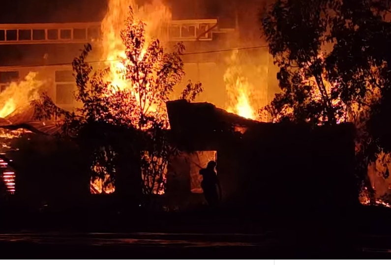 В центре Рыбинска сгорел деревянный дом