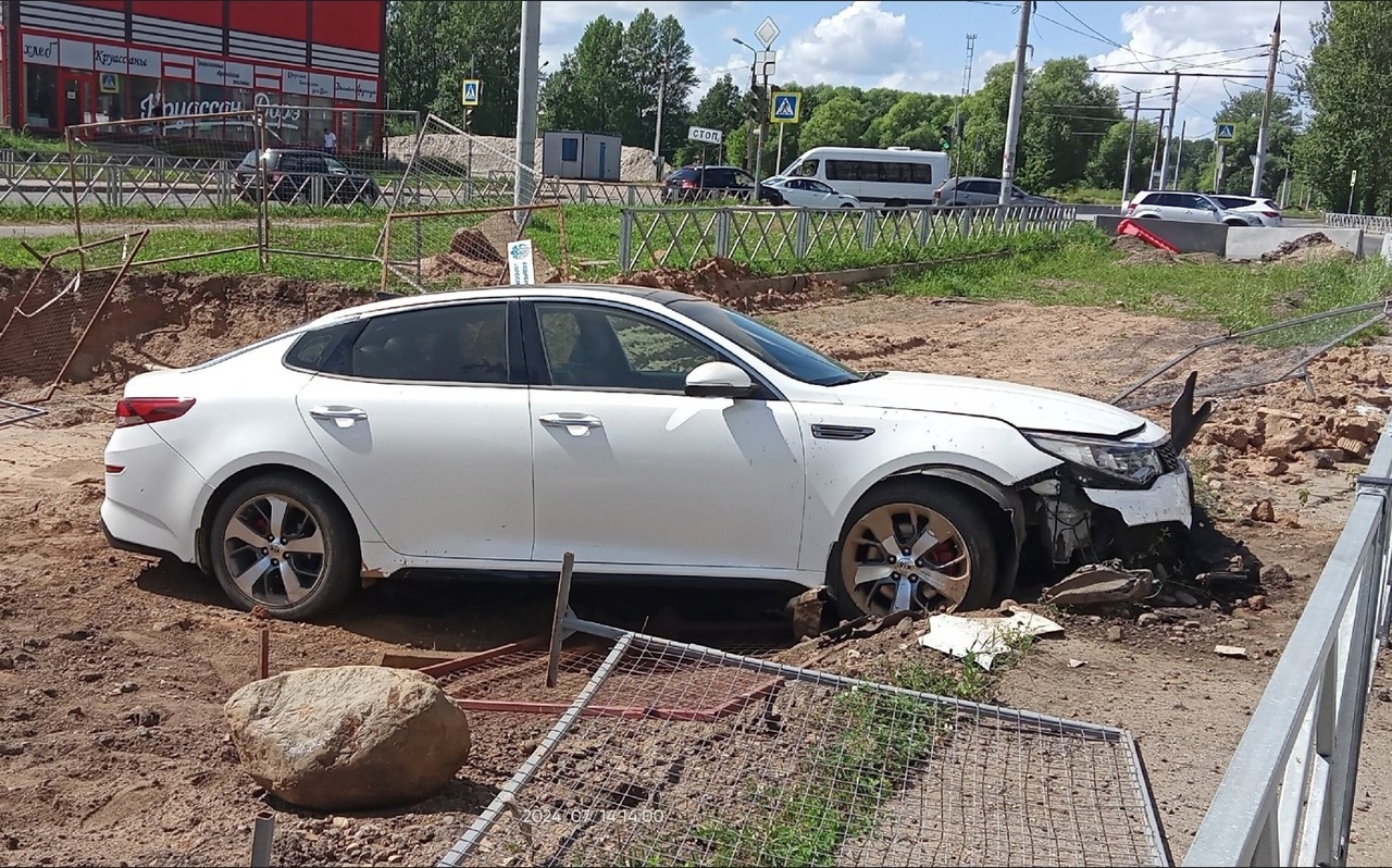 В Ярославле иномарка снесла ограждение и вылетела в траншею для укладки рельсов