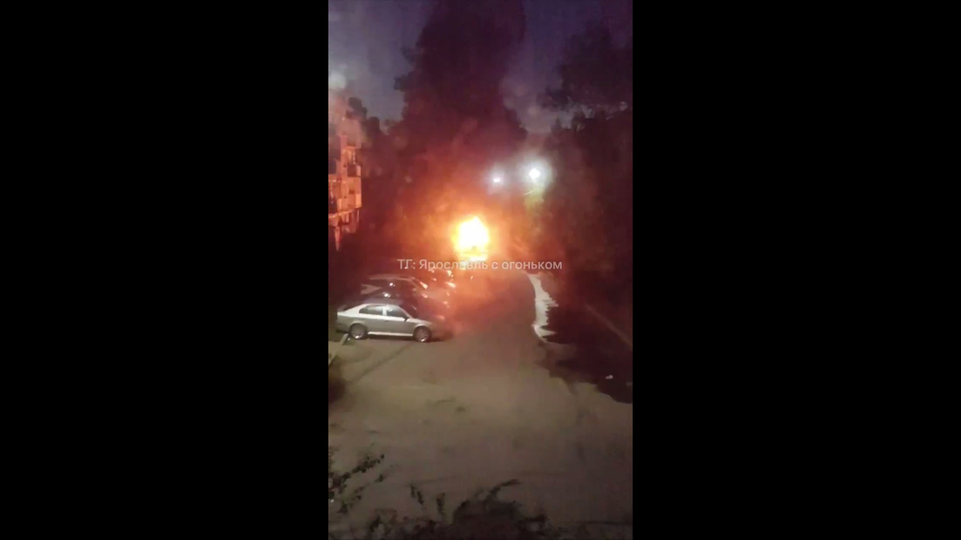 В Ярославле ночью загорелся автомобиль