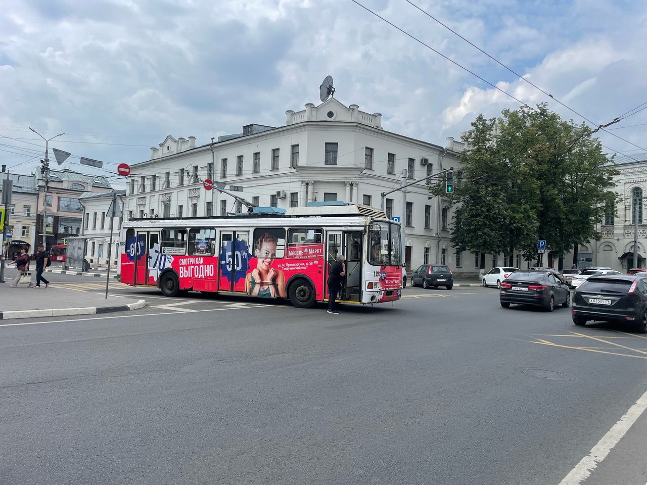 В центре Ярославля из-за обрыва контактной сети встали троллейбусы