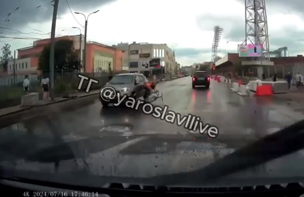 В центре Ярославля 12-летний велосипедист врезался в автомобиль