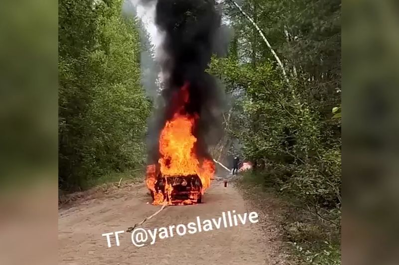 На ралли в Ярославской области загорелась машина одного из гонщиков