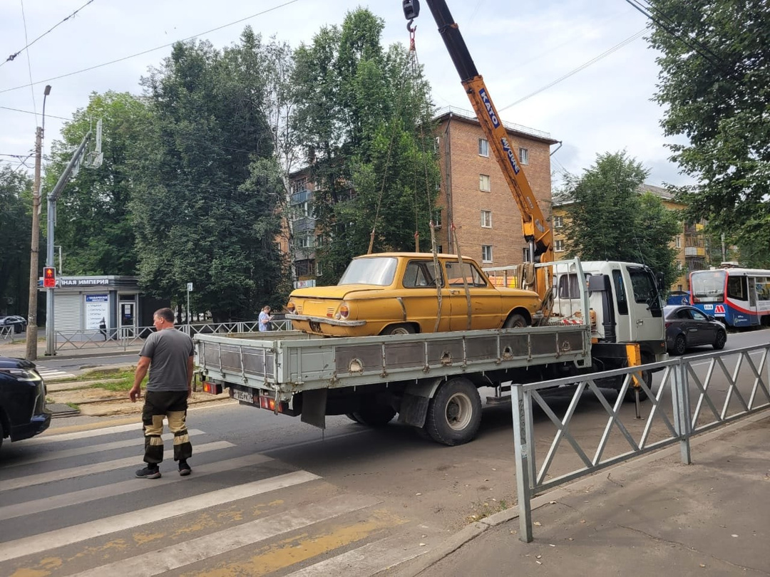 На Пятерке в Ярославле эвакуировали брошенный «Запорожец»