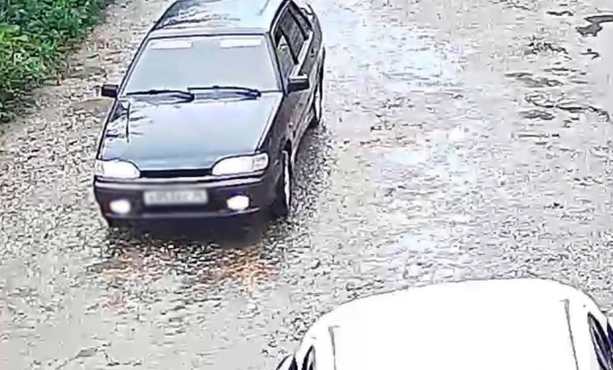 В Ярославле мужчины попытались заманить 13-летнюю девочку к себе в машину