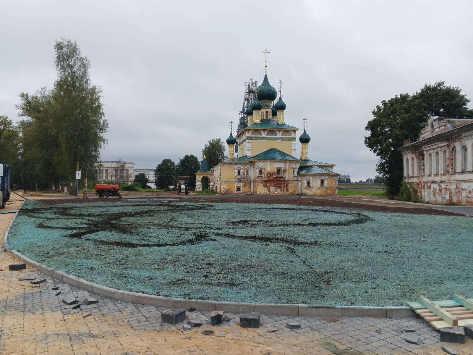 В Ярославской области мотоциклисты-вандалы испортили дорогостоящую клумбу