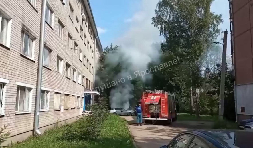 В Дзержинском районе Ярославля загорелся автомобиль