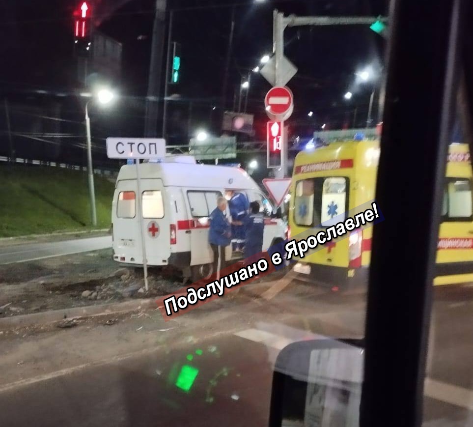 В Ярославле вечером машина скорой врезалась в столб