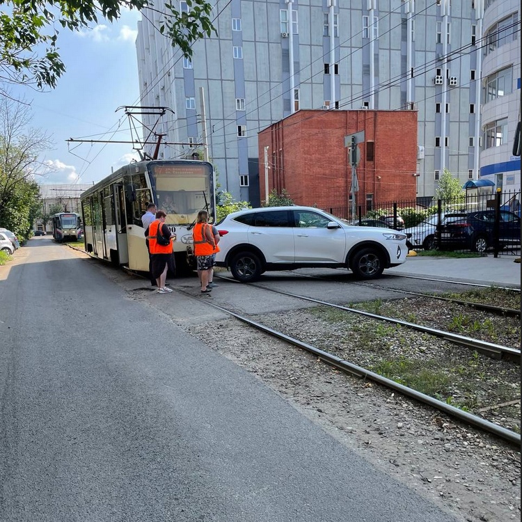 В Ярославле оставившая иномарку на путях автоледи заплатит за простой трамваев