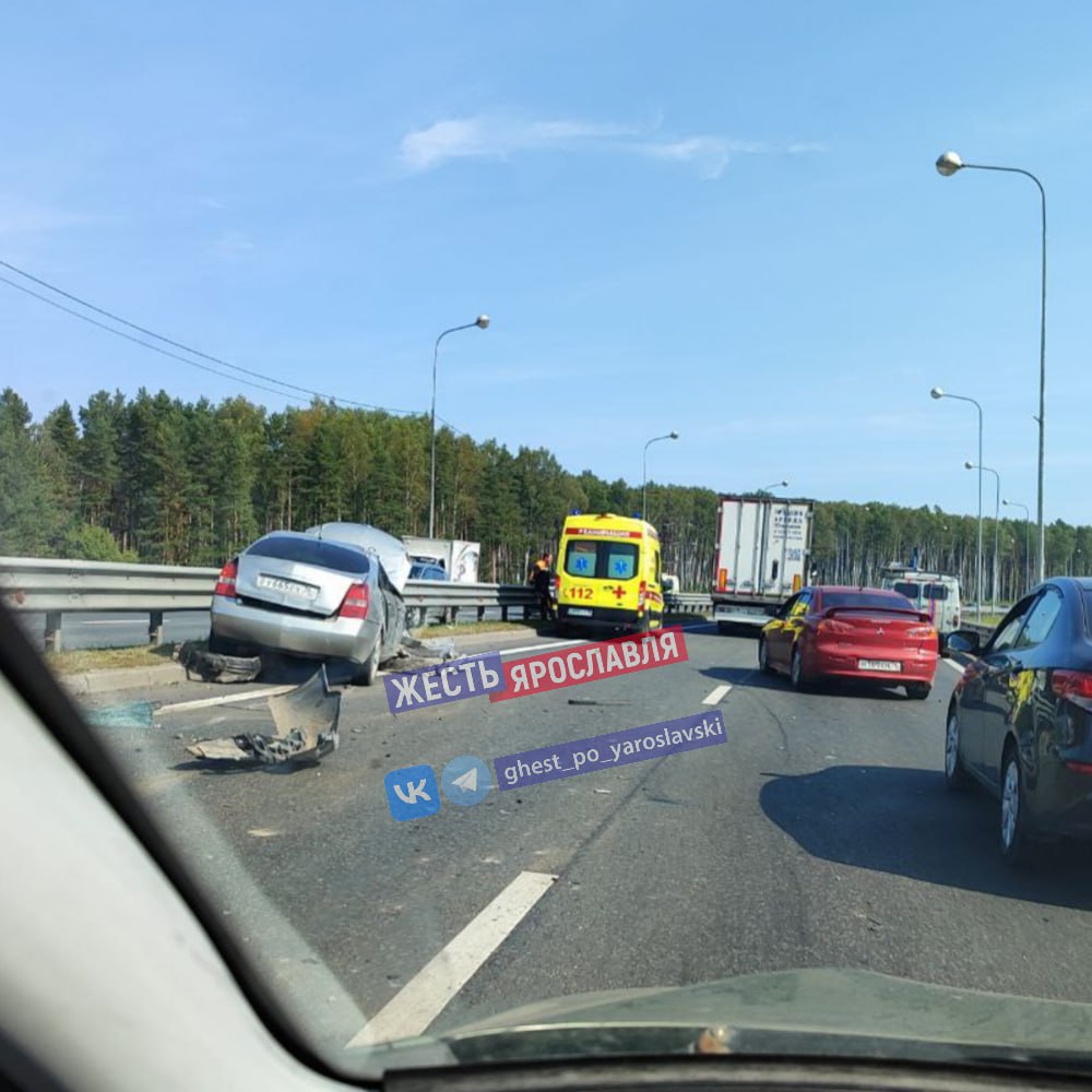 На Юбилейном мосту в Ярославле столкнулись иномарка и трактор