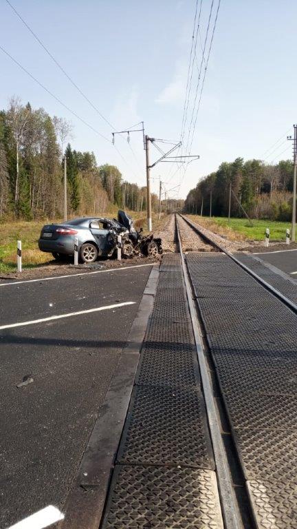 На переезде в Ярославской области столкнулись легковушка и поезд