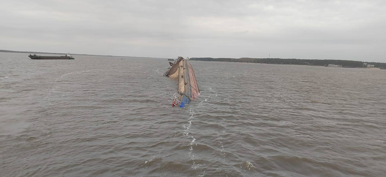 На Рыбинском водохранилище в Ярославской области тонет баржа