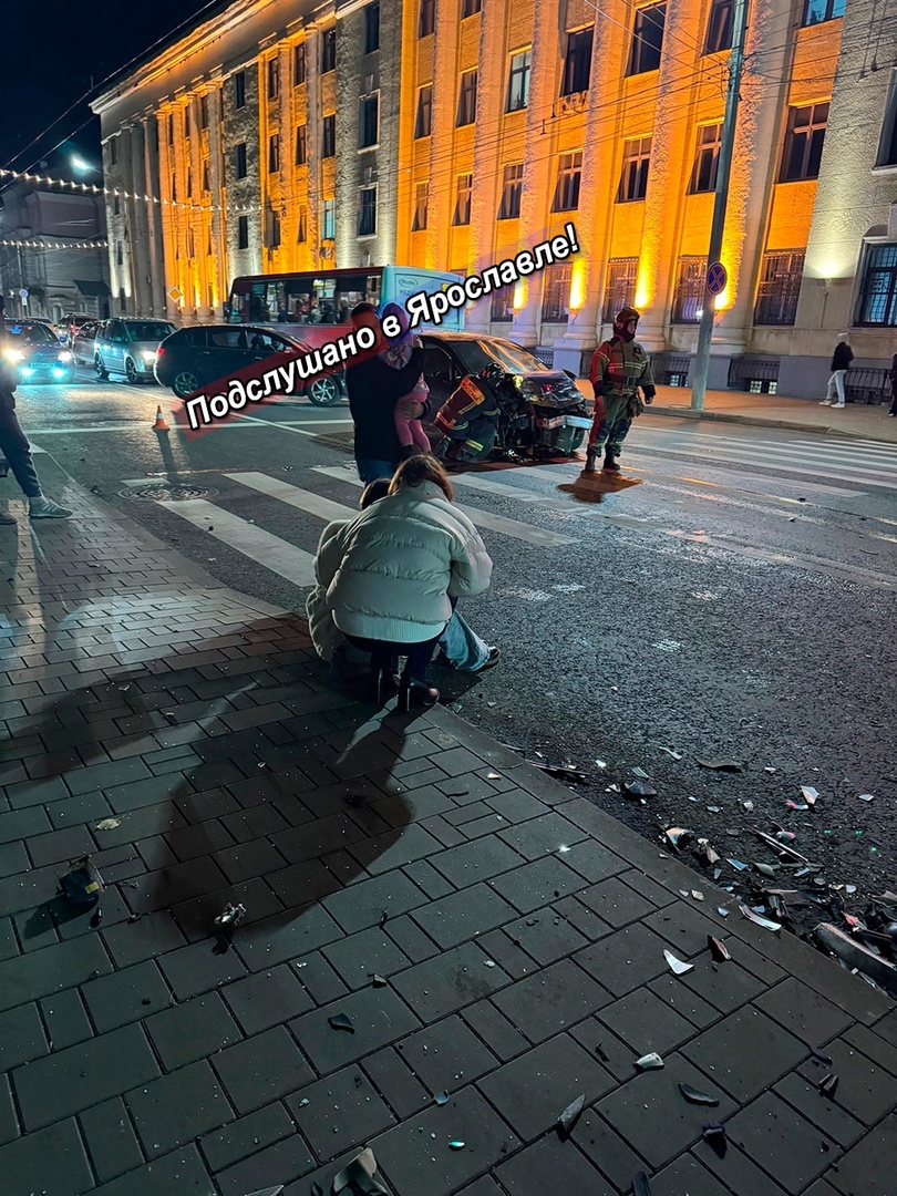 В результате столкновения двух легковушек в центре Ярославля пострадали два человека