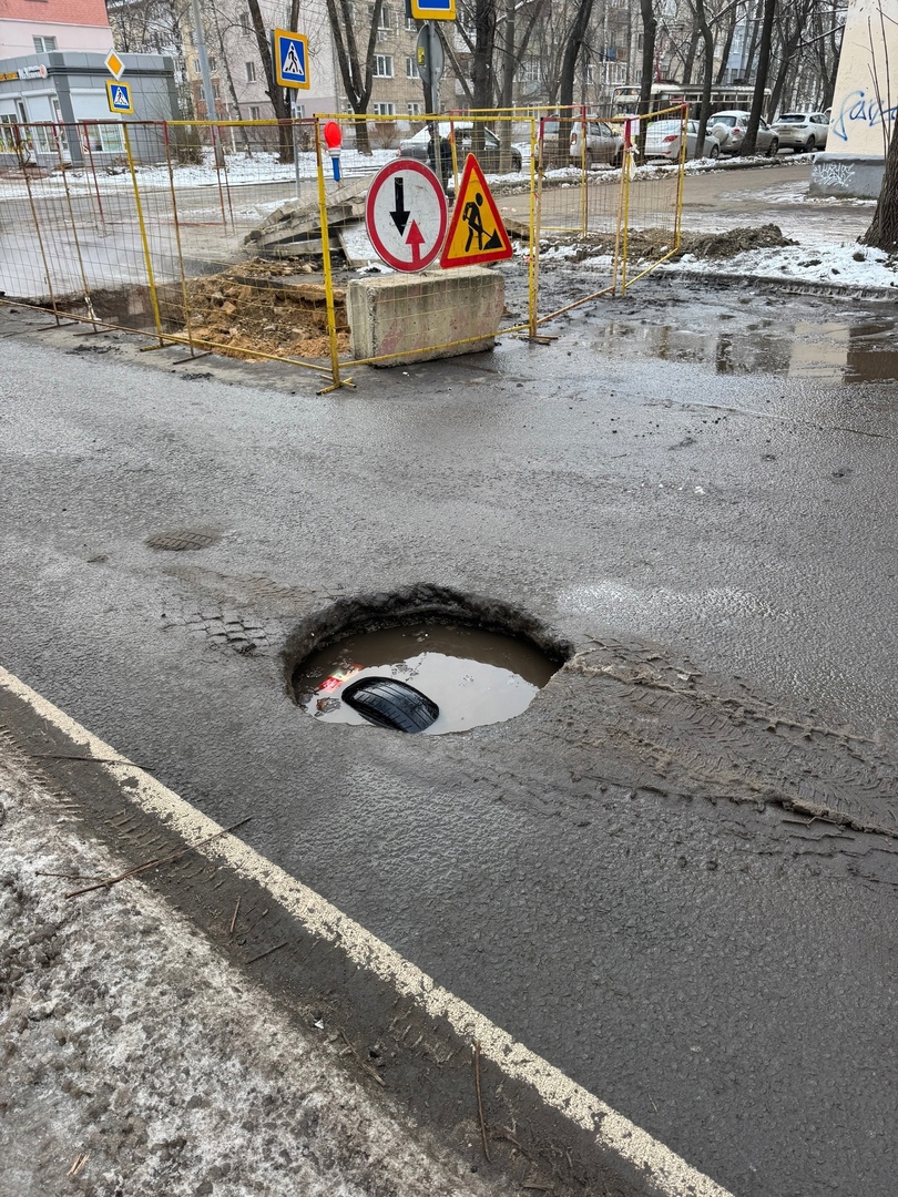 В центре Ярославля водители регулярно застревают в образовавшейся «черной дыре»