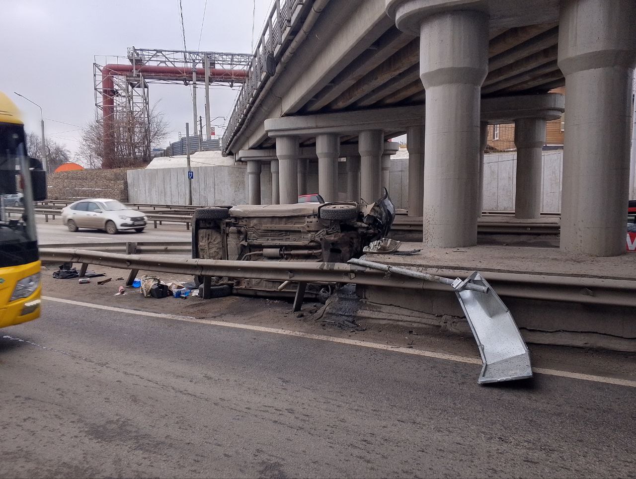 На Московском проспекте в Ярославле иномарка перевернулась и врезалась в опору путепровода