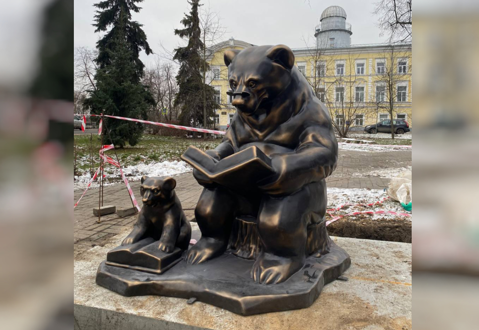 В Ярославле начали установку туристических навигаторов с фигурами медведей