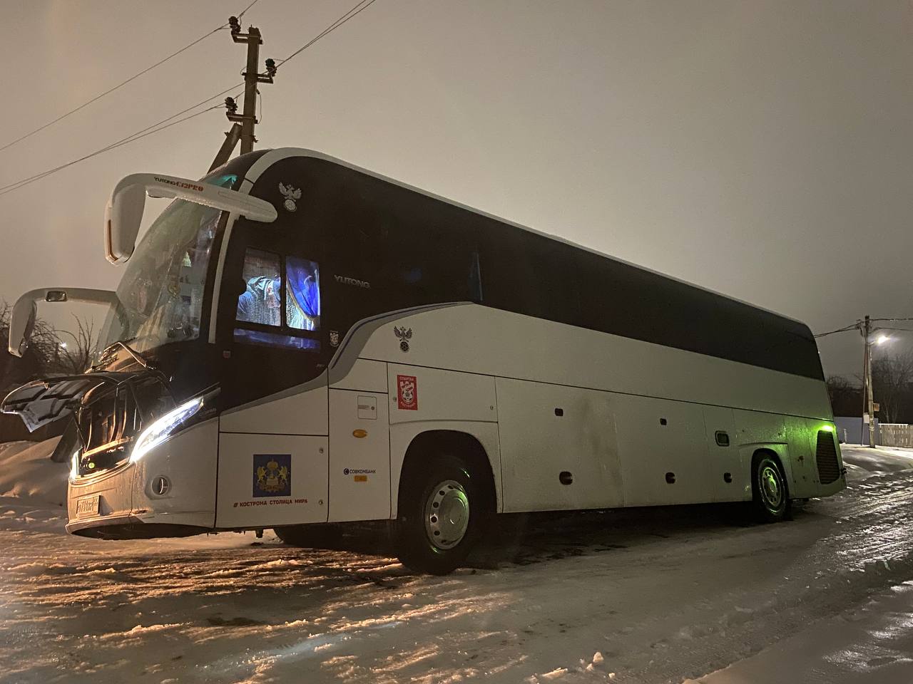 В Ярославле автобус, который привез детей из Костромы, съехал в кювет: никто не пострадал