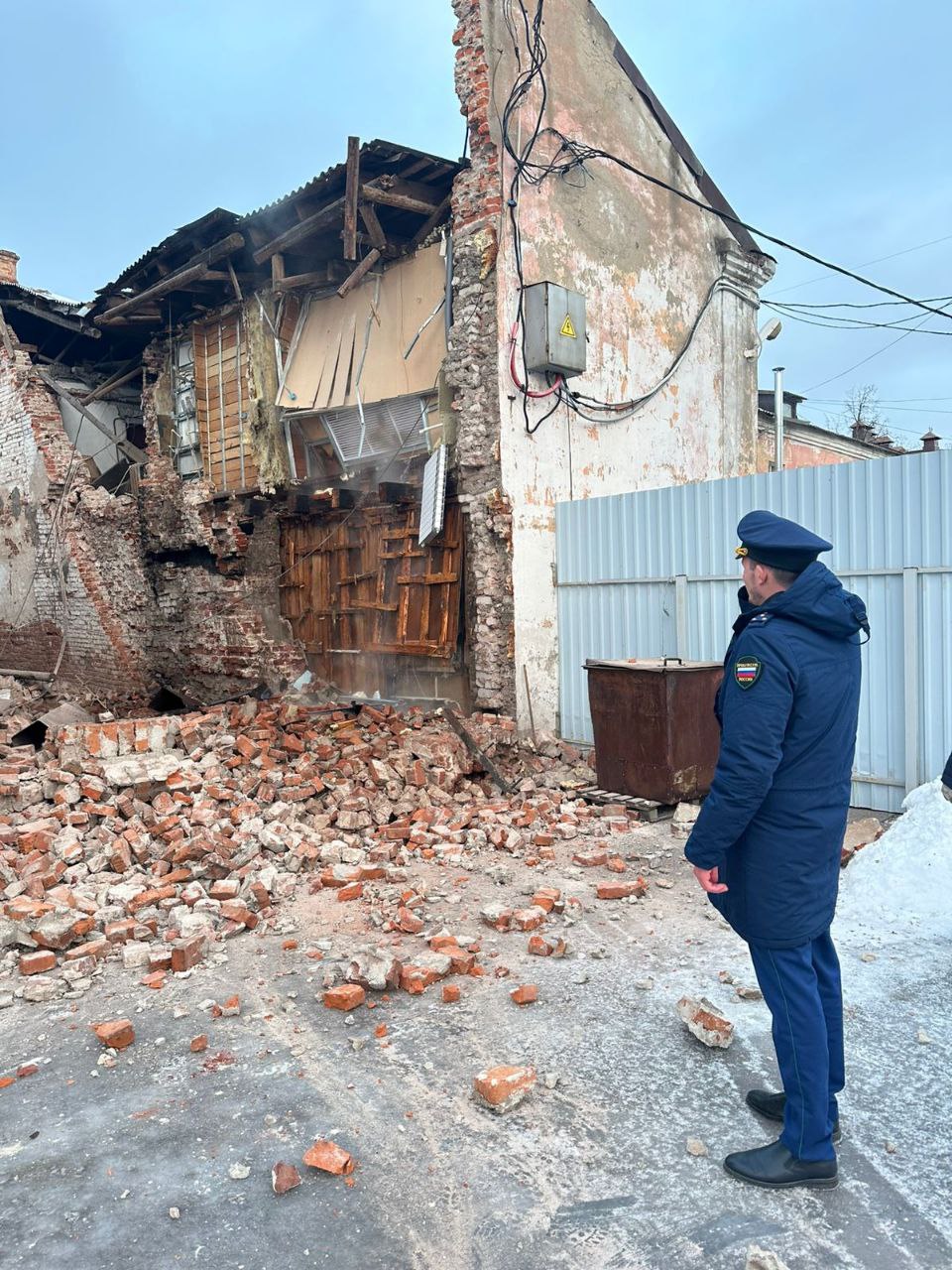 В Рыбинске частично обрушились стены и кровля здания на Волжской набережной