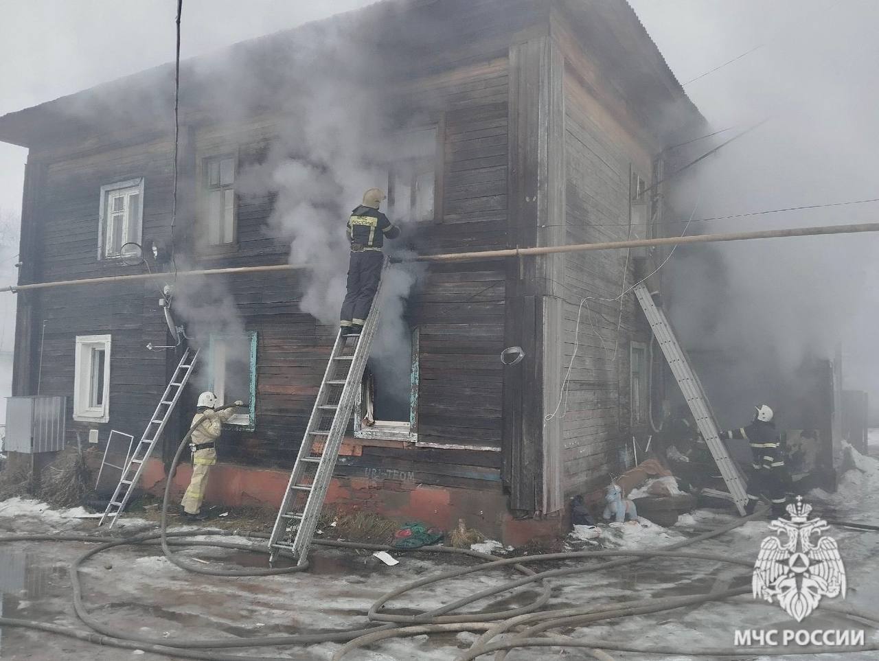 В Ростове Великом во время пожара эвакуировали из дома 20 человек