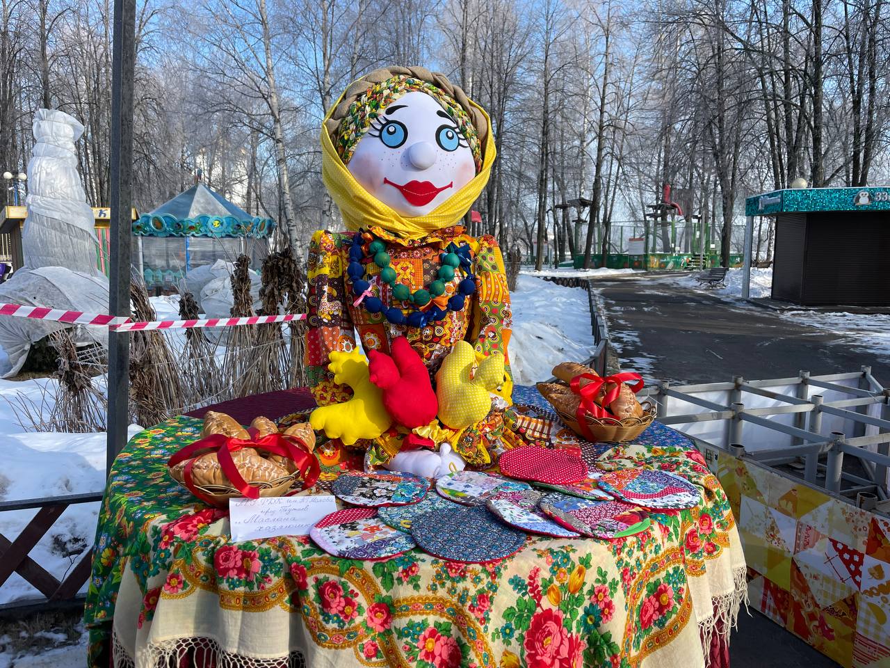 В Ярославле на Даманском острове открылась выставка масленичных кукол