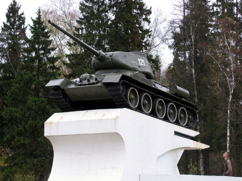 Подсветка украсила памятник конструктору танка Т-34 в Ярославской области