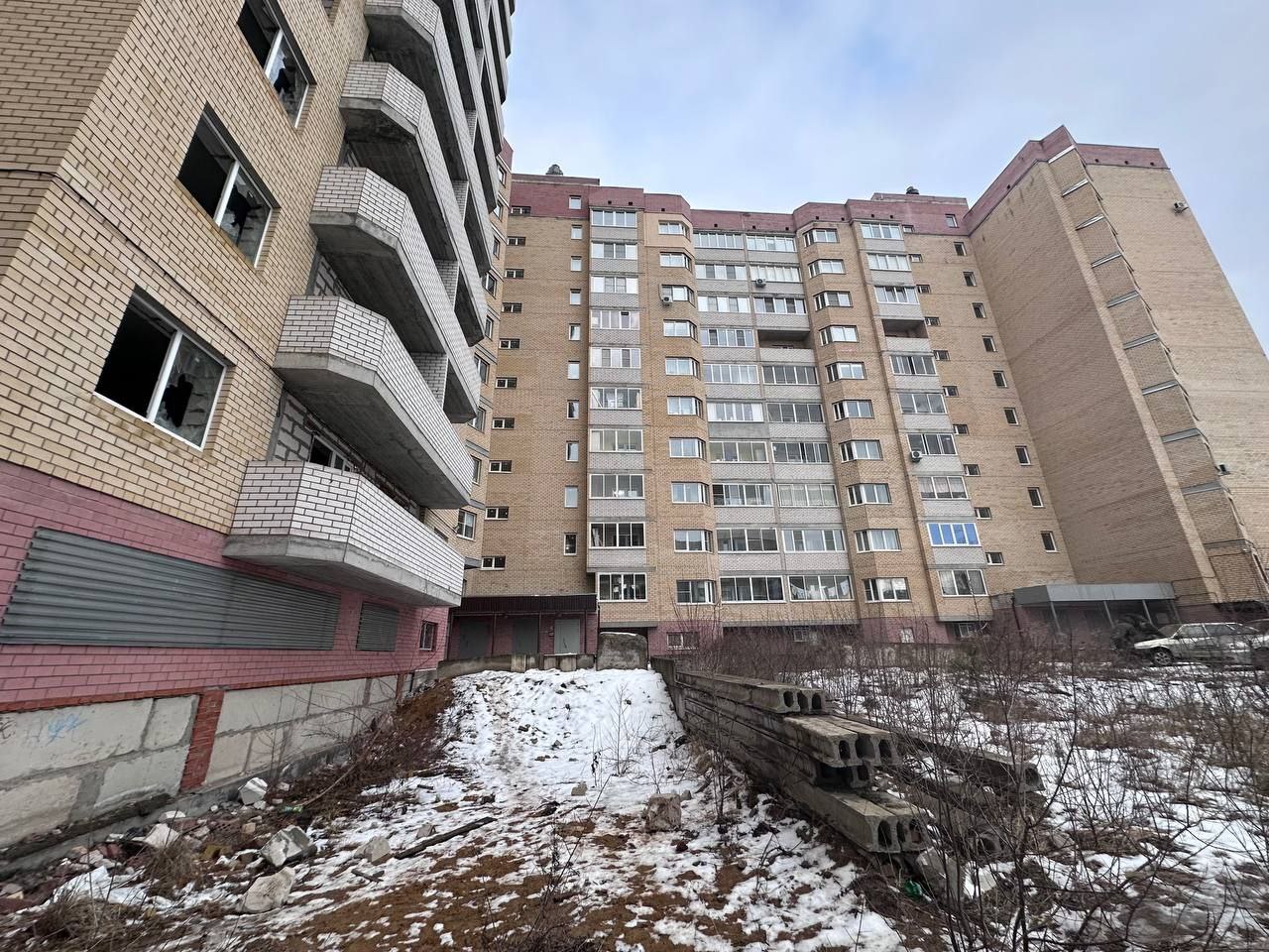 В Ярославле 12-летняя девочка упала c высоты в недостроенной многоэтажке