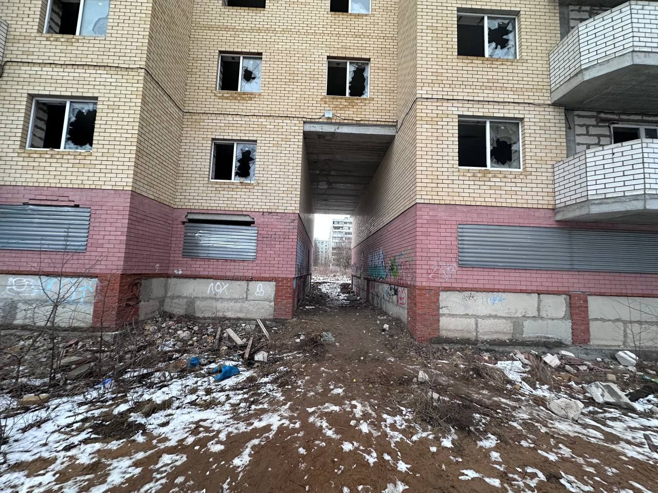 В Ярославле 12-летняя девочка упала c высоты в недостроенной многоэтажке