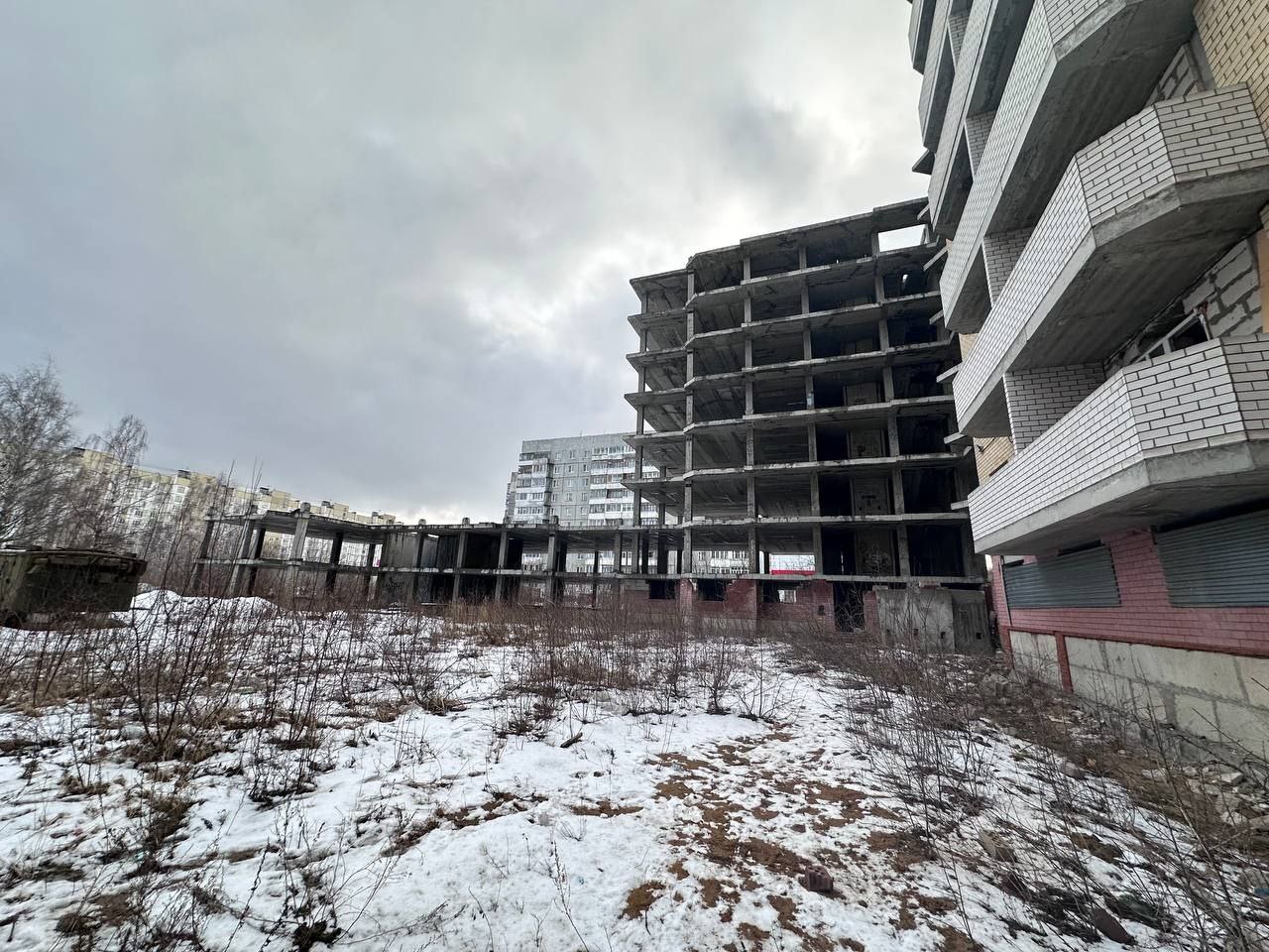 В Ярославле 12-летняя девочка упала c высоты в недостроенной многоэтажке