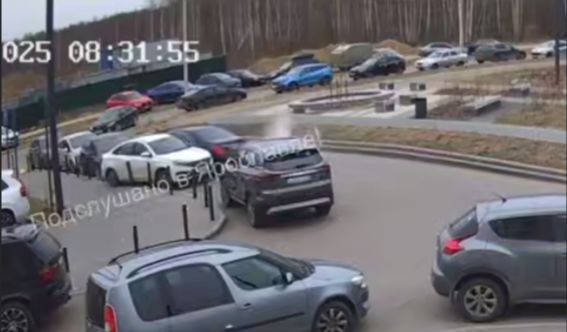 В Ярославле 25-летняя девушка за рулем «Мерседеса» протаранила припаркованные автомобили