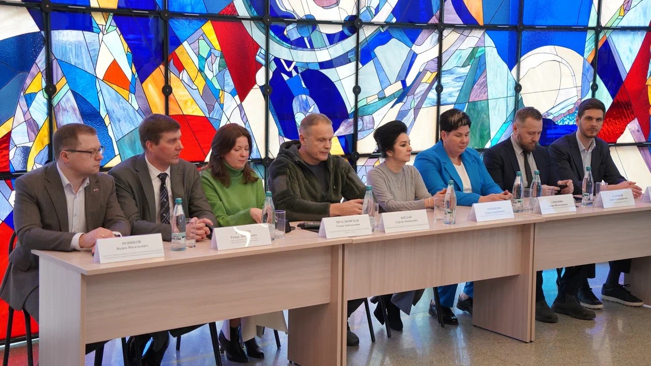 Участников ярославского этапа Авиационно-Космического Кубка по хоккею с шайбой приветствовали космонавты с МКС