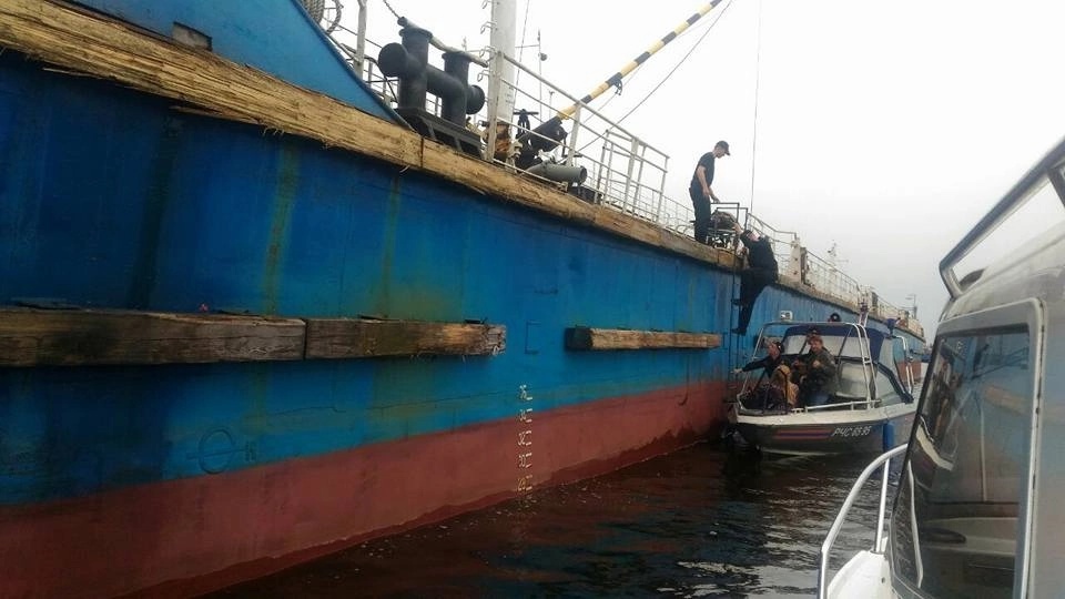 Ярославские приставы запретили владельцу нефтяной баржи выводить судно из порта на Азовском море