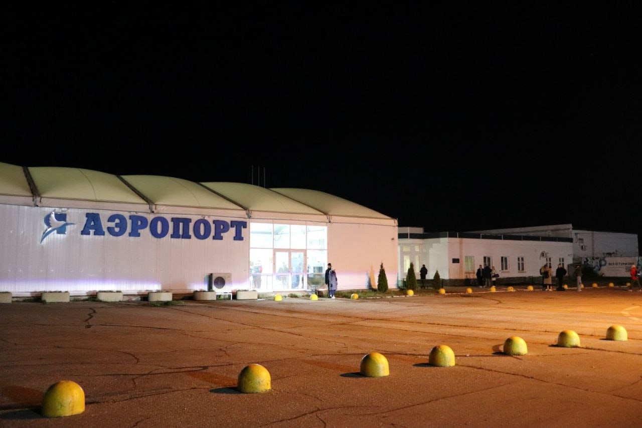 Из-за ограничений в ярославском аэропорту рейс в Санкт-Петербург перенесли более чем на сутки