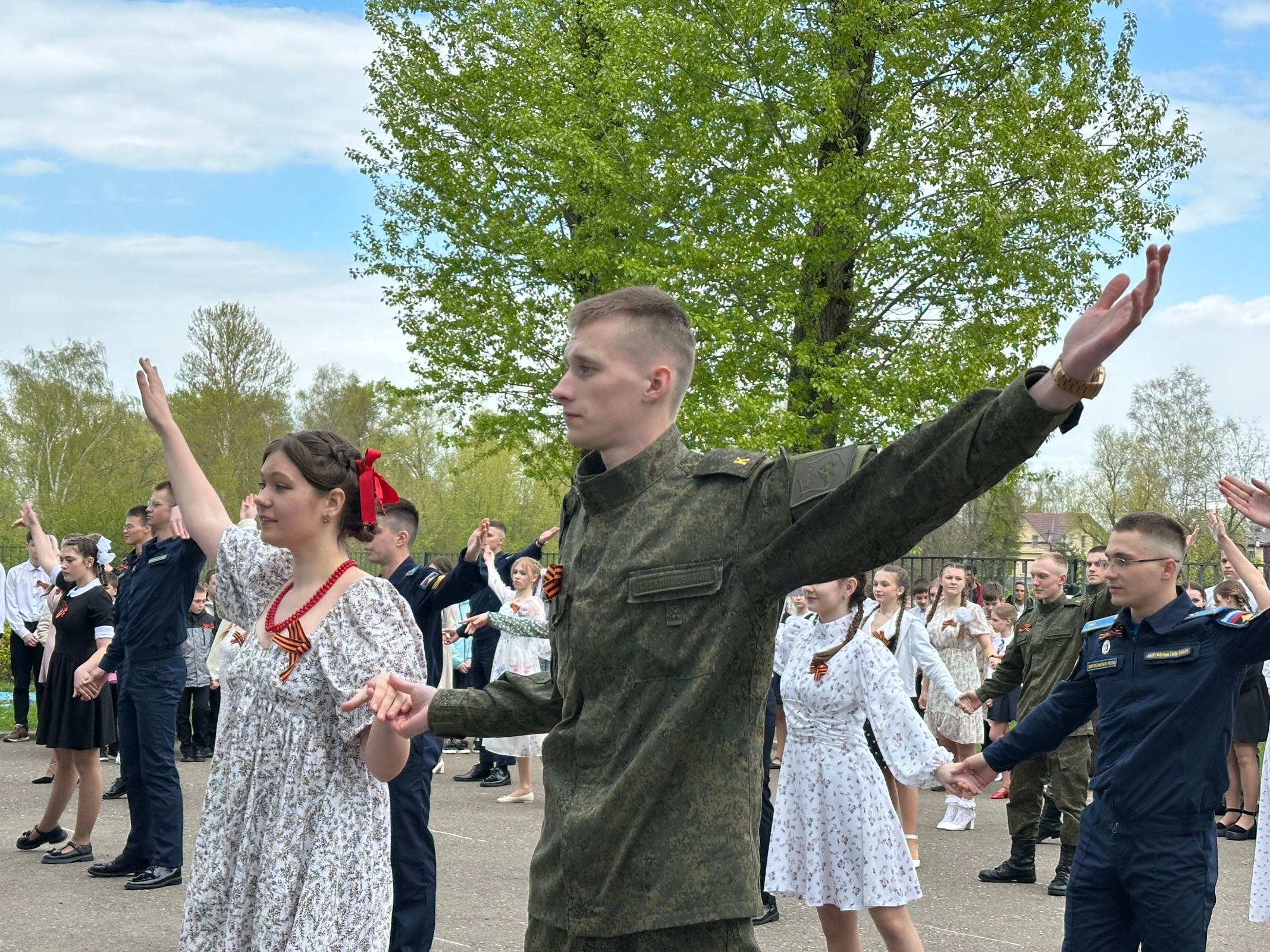 80 пар школьников исполнили в Ярославле вальс к 80-й годовщине Великой Победы
