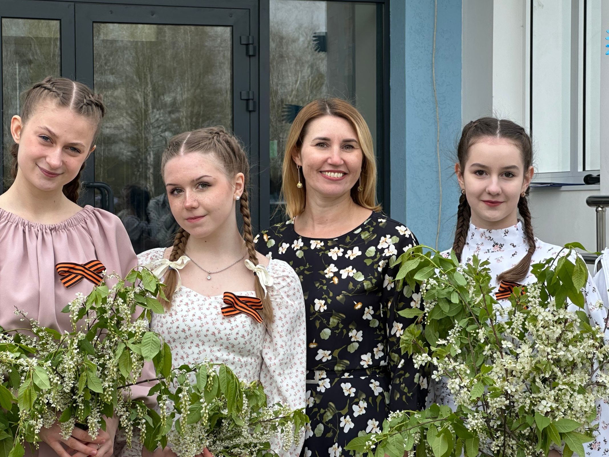 80 пар школьников исполнили в Ярославле вальс к 80-й годовщине Великой Победы